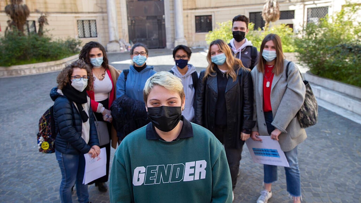  Roma'daki Ripetta Sanat Okulu öğrencileri: Cinsiyet değiştirme sürecindeki Matteo Coccimiglio (ön planda)
