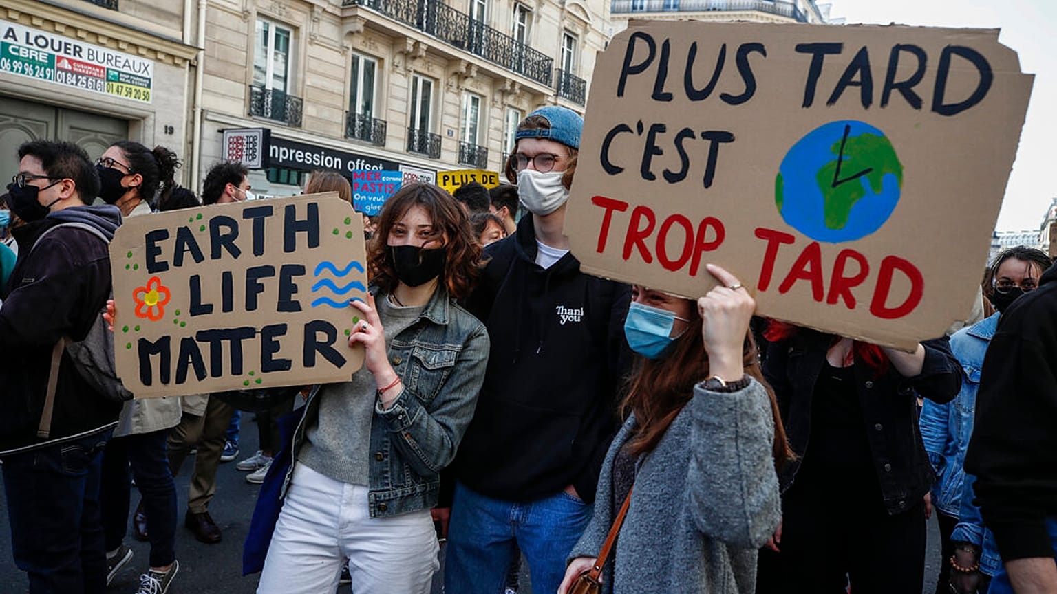 Des manifestants lors d'une Marche pour le climat à Paris, le 28 mars 2021.