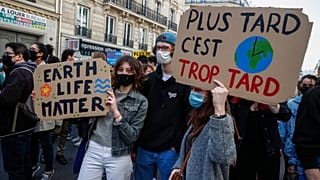 Des manifestants lors d'une Marche pour le climat à Paris, le 28 mars 2021.