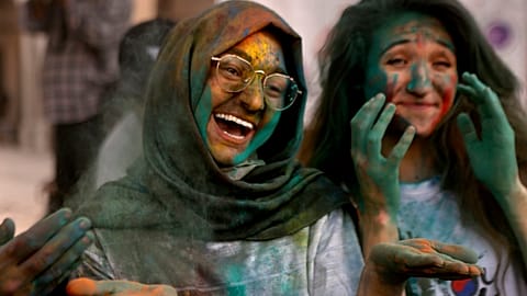 Hindu spring festival of colours paints port of Karachi
