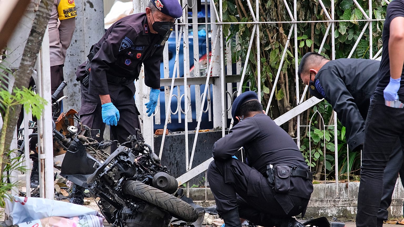 Endonezya polisi, Makassar kentindeki bir Katolik kilisesini hedef alan intihar eylemcilerinin yeni evli bir çift olduğunu bildirdi