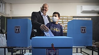 A Ra'am elnöke, Manszúr Abbász voksol az izraeli választáson