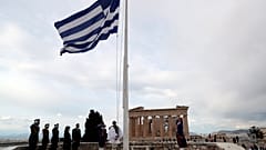 Micotákisz miniszterelnök és Szakellaropulu államfő az athéni Akropoliszon álló Parthenon előtt a nemzeti ünnepen, március 25-én 