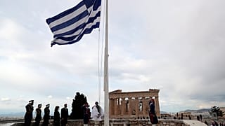 Micotákisz miniszterelnök és Szakellaropulu államfő az athéni Akropoliszon álló Parthenon előtt a nemzeti ünnepen, március 25-én 