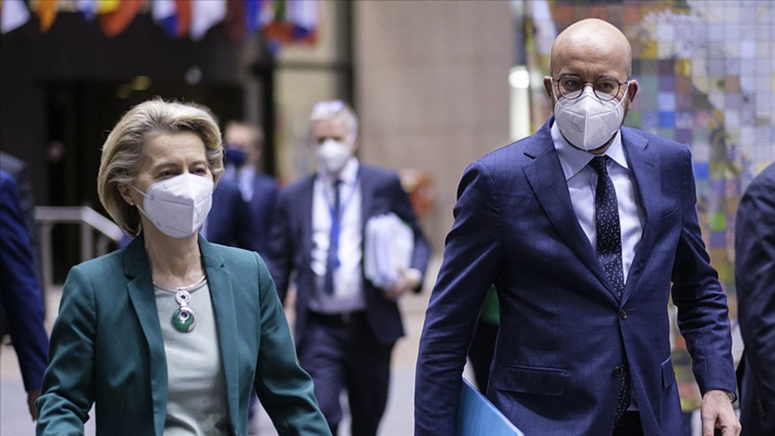 AB Komisyonu Başkanı Ursula von der Leyen (sol) AB Konseyi Başkanı Charles Michel 