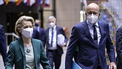 AB Komisyonu Başkanı Ursula von der Leyen (sol) AB Konseyi Başkanı Charles Michel 
