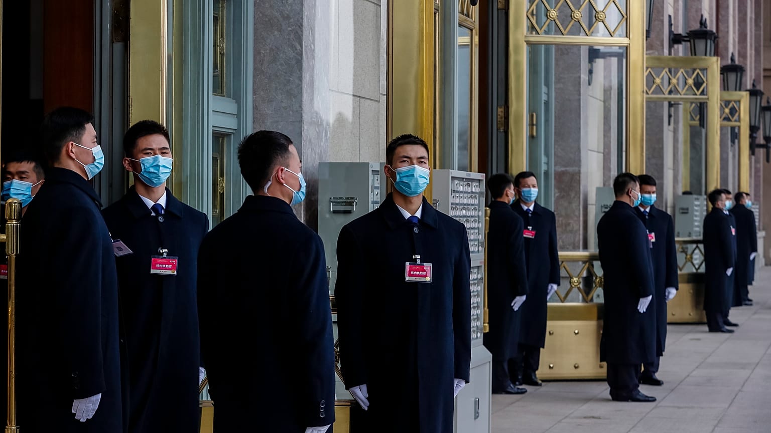 Biztonsági őrök állnak a pekingi Nagy Népi Csarnok előtt március 4-én, mielőtt megkezdődik a Kínai Népi Politikai Tanácskozó Testület ülése