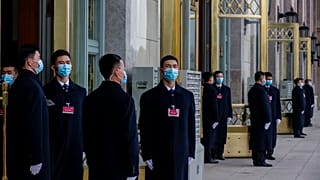 Biztonsági őrök állnak a pekingi Nagy Népi Csarnok előtt március 4-én, mielőtt megkezdődik a Kínai Népi Politikai Tanácskozó Testület ülése