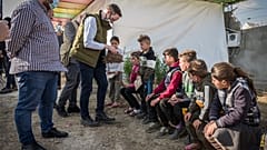 Azbej Tristan, az üldözött keresztények megsegítéséért és a Hungary Helps program megvalósításáért felelős államtitkár Khankéban a jezidi menekülttáborban tesz látogatást 