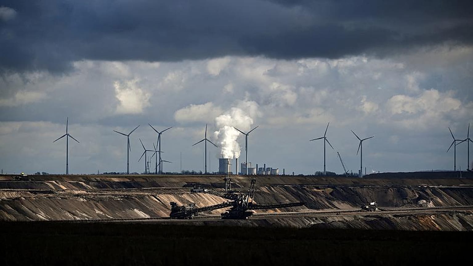 rüzgar türbinler ve nükleer enerji santrali aynı karede