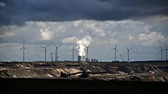 rüzgar türbinler ve nükleer enerji santrali aynı karede