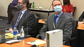 El expolicia Derek Chauvin, a la derecha de la imágen, juzgado por la muerte de George Floyd