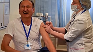 Министр здравоохранения Киргизии сделал прививку