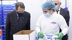 Ο Πρόεδρος της Κυπριακής Δημοκρατίας σε εργοστάσιο παραγωγής χαλλουμιού