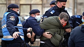 Les Roumains répondent à l'appel d'AUR et manifestent contre les nouvelles restrictions sanitaires