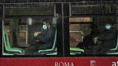 Menschen mit Maske im öffentlichen Nahverkehr in Rom, 15.03.2021