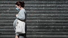یک زن باردار در حال پیاده‌روی در پاریس