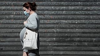 یک زن باردار در حال پیاده‌روی در پاریس