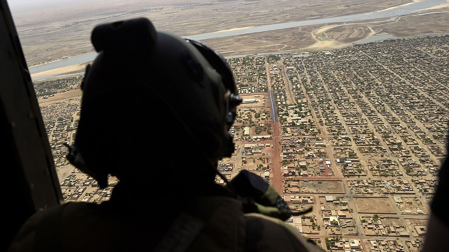 Archives : un soldat français de l'opération Barkhane survolant en hélicoptère une localité du Mali, le 19 mai 2017