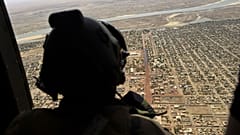 Archives : un soldat français de l'opération Barkhane survolant en hélicoptère une localité du Mali, le 19 mai 2017