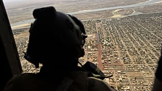 Archives : un soldat français de l'opération Barkhane survolant en hélicoptère une localité du Mali, le 19 mai 2017
