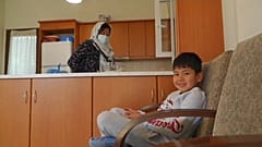 Familien teilen sich manchmal Wohnungen, haben aber einen eigenen Schlafraum