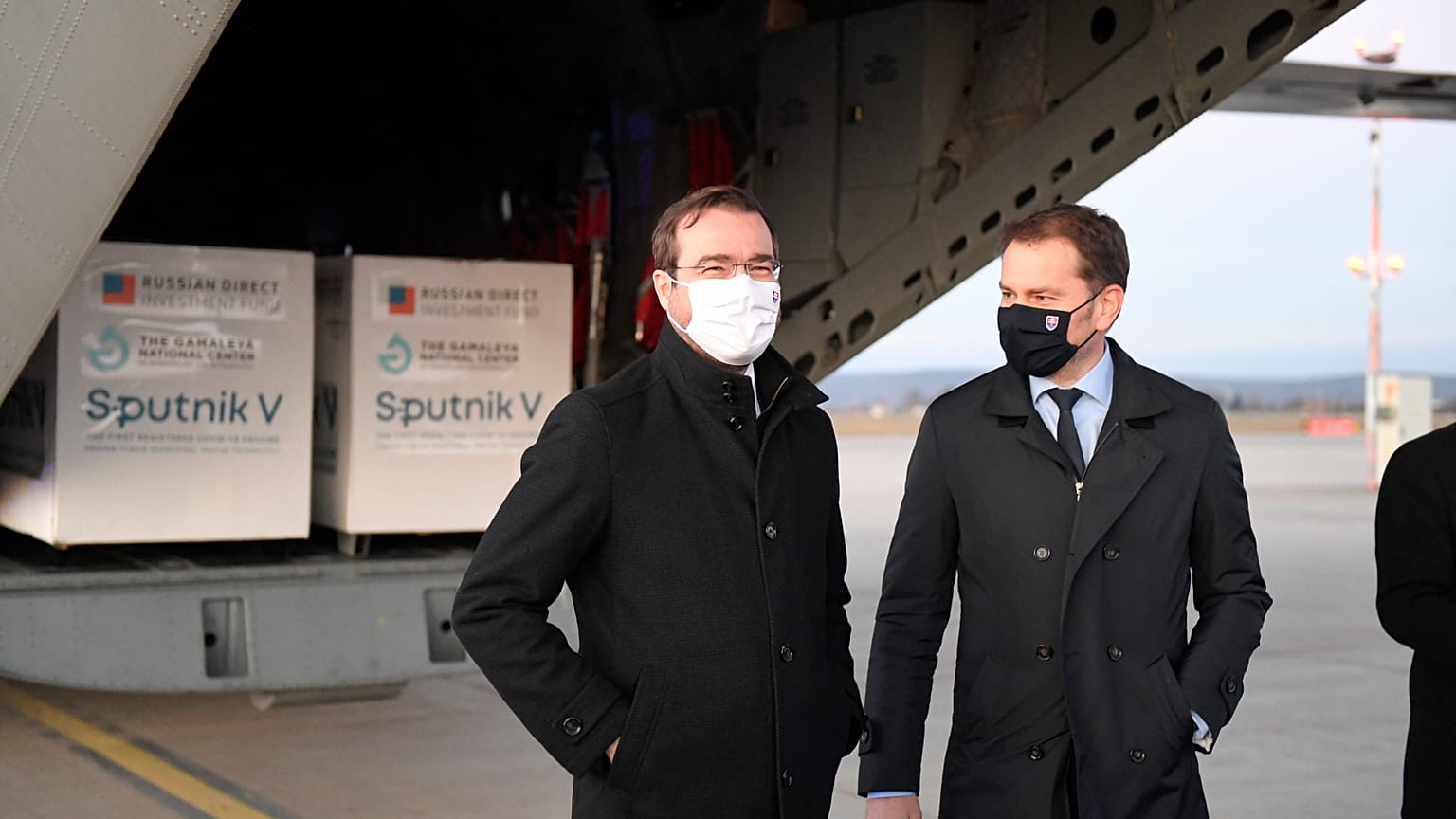 Igor Matovic azóta lemondott szlovák miniszterelnök fogadja a Szputnyik vakcinát szállító gépet a kassai reptéren 2021. március 1-én 