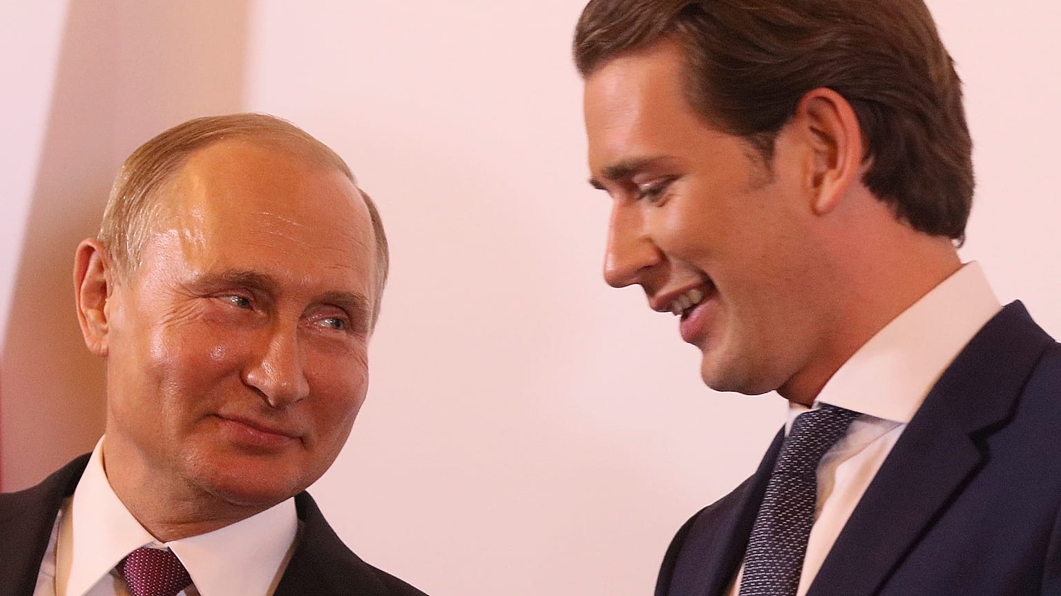 Vlagyimir Putyin (b) és Sebastian Kurz (j) Bécsben 2018. június 5-én