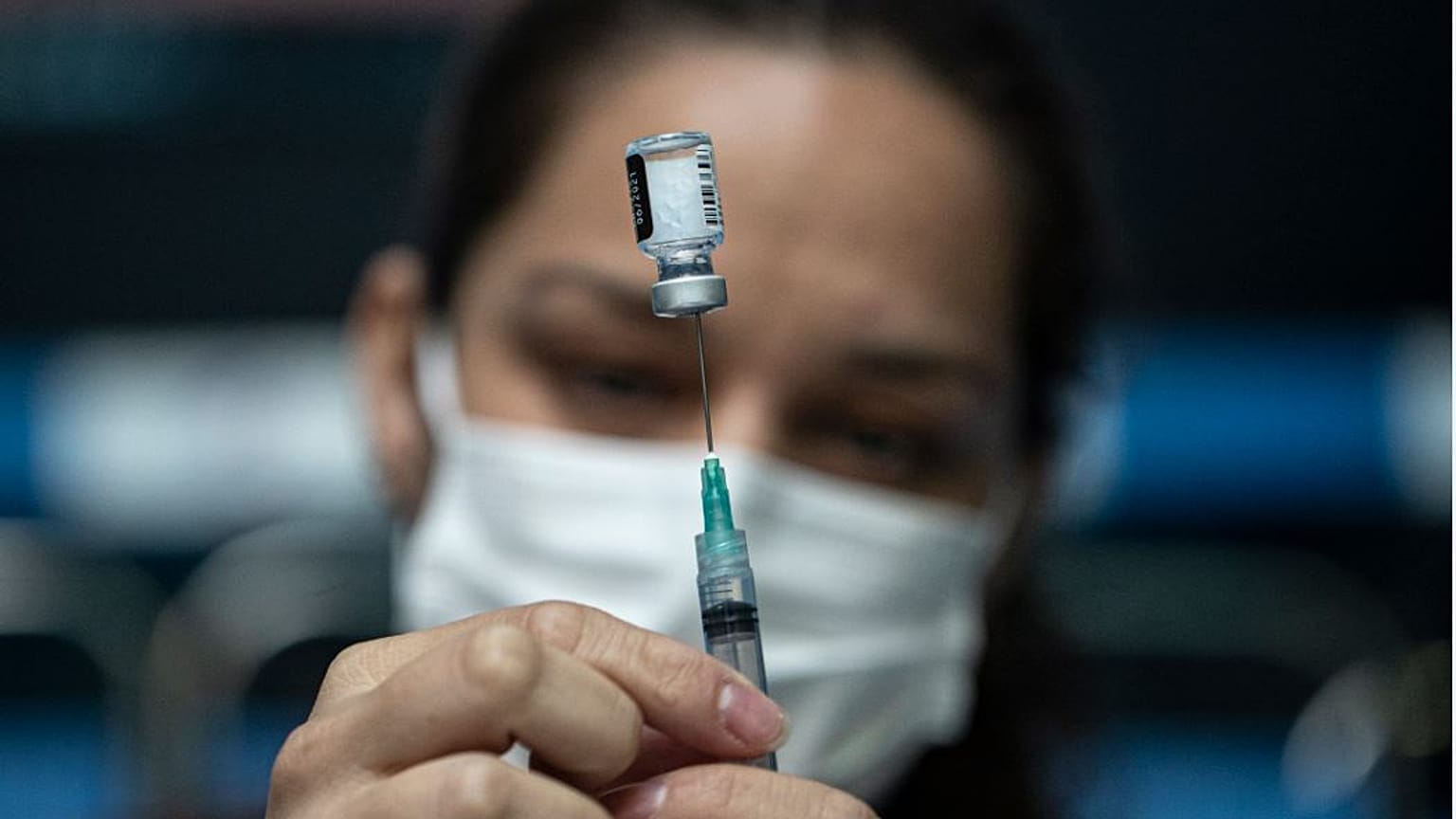 Una sanitaria prepara una dosis de Pfizer en el estadio Víctor Jara de Santiago de Chile
