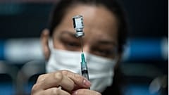 Una sanitaria prepara una dosis de Pfizer en el estadio Víctor Jara de Santiago de Chile