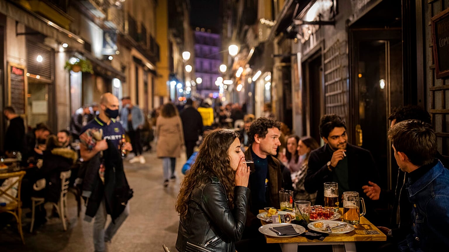 Vendégek egy madridi bár teraszán