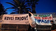 Διαδηλώτρια κρεμάει πανό που γράφει «Αρκετά»