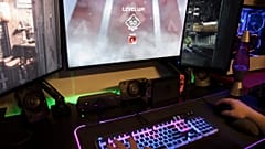 طفل يتسلى بألعاب الفيديو في نيو جيرسي. 2019/03/06