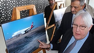 لمبعوث الأممي الخاص لليمن مارتن غريفيث (يمين) يزور مطار عدن في جنوب اليمن في 7 كانون الثاني / يناير 2021