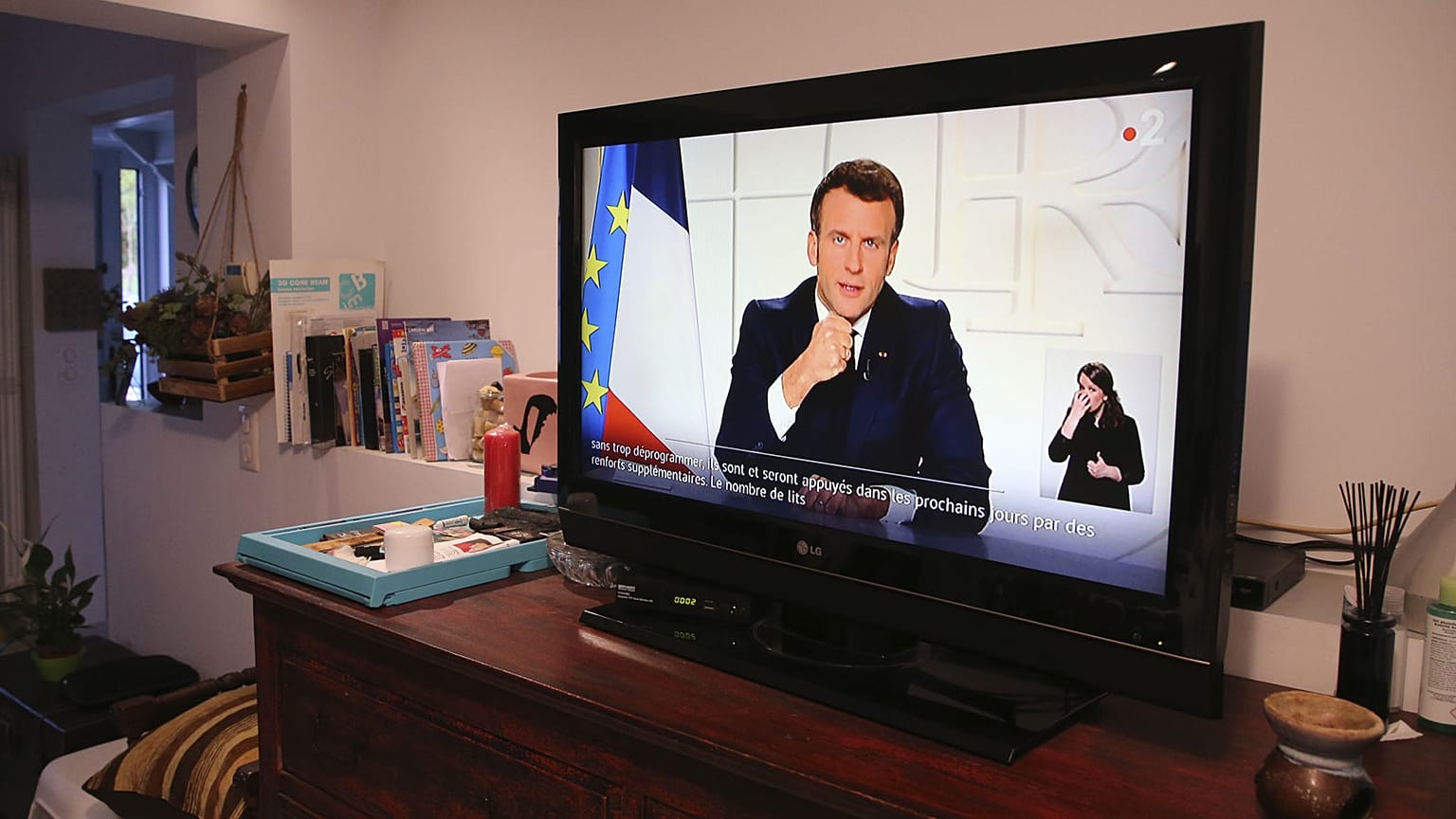 Le discours du président français, Emmanuel Macron, vu depuis le salon d'une maison à Ascain, dans le sud-ouest de la France, le 31 mars 2021