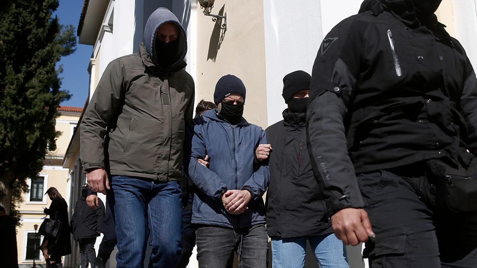 Ο τέως καλλιτεχνικός διευθυντής του Εθνικού Θεάτρου, Δημήτρης Λιγνάδης, αποχωρεί από τον εισαγγελέα μετά την απολογία του