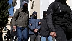 Ο τέως καλλιτεχνικός διευθυντής του Εθνικού Θεάτρου, Δημήτρης Λιγνάδης, αποχωρεί από τον εισαγγελέα μετά την απολογία του