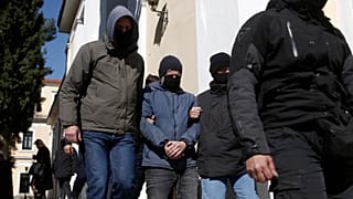 Ο τέως καλλιτεχνικός διευθυντής του Εθνικού Θεάτρου, Δημήτρης Λιγνάδης, αποχωρεί από τον εισαγγελέα μετά την απολογία του