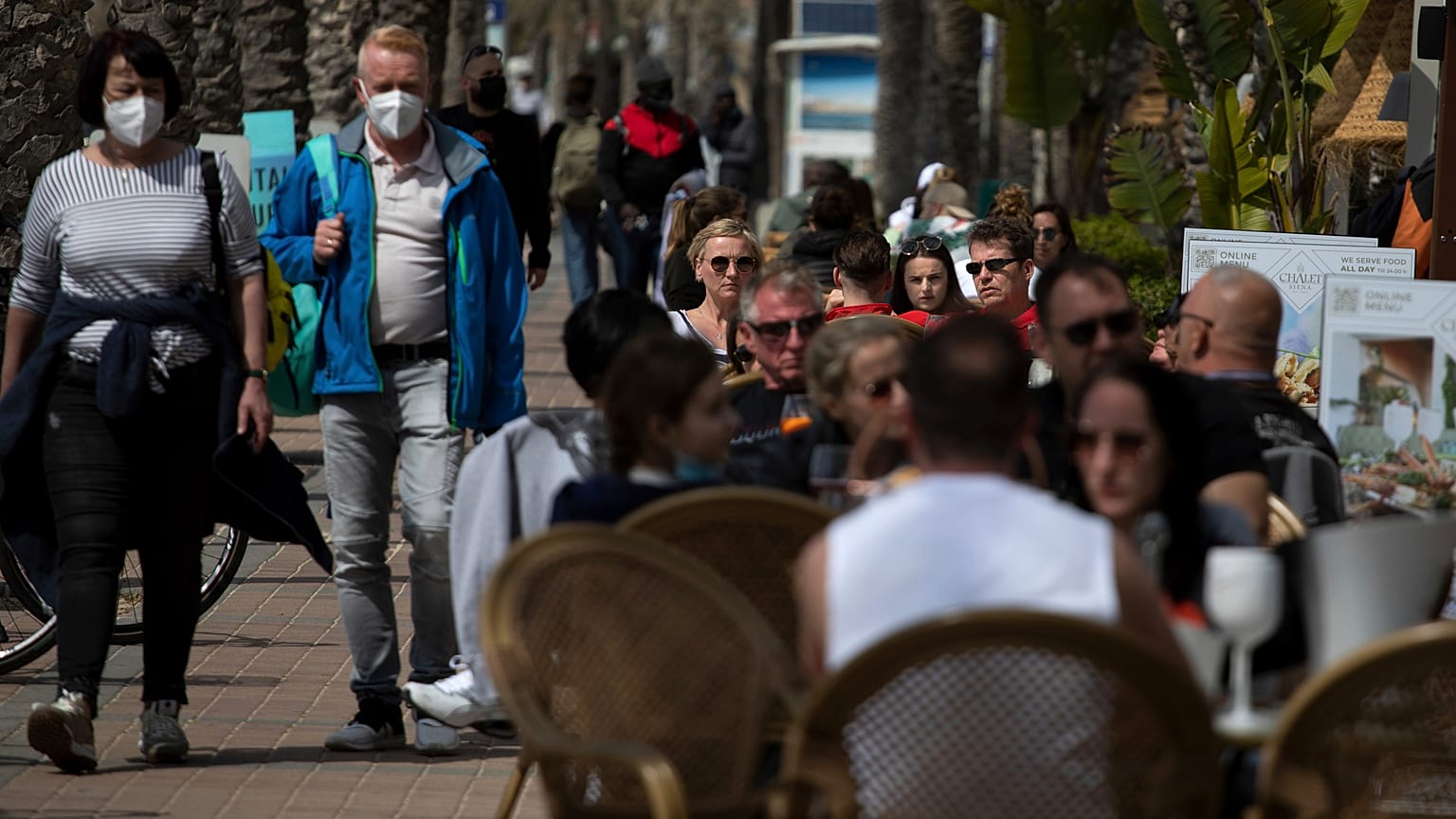 Turistas en terrazas de la isla de Mallorca, España