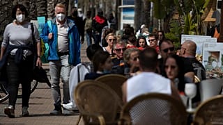 Turistas en terrazas de la isla de Mallorca, España