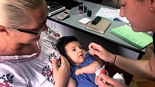 Foto de 6 de junho de 2018, uma criança recebe uma dose de vacina em Chitila, Roménia. Um surto de sarampo matou dezenas de bebés e crianças na Roménia, com 200 novos casos registados