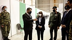 Η Πρόεδρος της Ελλάδας, Κατ. Σακελλαροπούλου  επισκέπτεται το νέο εμβολιαστικό κέντρο για Covid-19 στο Ελληνικό