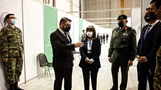 Η Πρόεδρος της Ελλάδας, Κατ. Σακελλαροπούλου  επισκέπτεται το νέο εμβολιαστικό κέντρο για Covid-19 στο Ελληνικό
