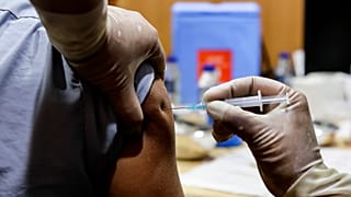Un vaccin en train d'être administré