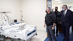 العاهل الأردني الملك عبد الله الثاني خلال افتتاح مستشفى الشيخ محمد بن زايد الميداني لمرضى كوفيد -19 في مدينة العقبة، الأردن، 24 يناير 2021