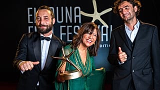يحيى مهايني وكوثر بن هنية ونديم شيخروحه يحتفلون بجائزة أفضل فيلم روائي عربي بعد حفل اختتام الدورة الرابعة لمهرجان الجونة السينمائي في الجونة بمصر، 30 أكتوبر 2020