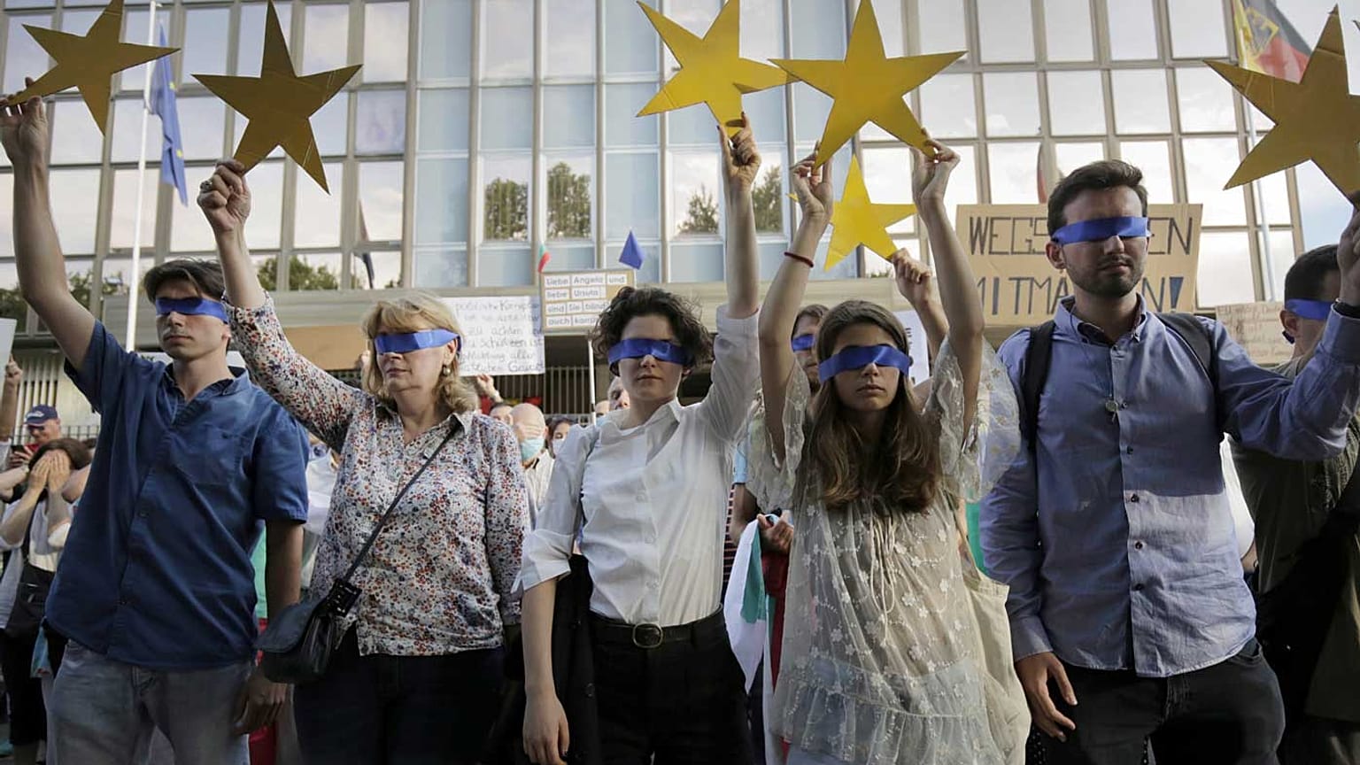 Protesta di fronte all'ambasciata tedesca di Sofia, Bulgaria, il 12 agosto 2020