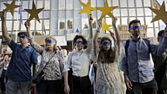Protesta di fronte all'ambasciata tedesca di Sofia, Bulgaria, il 12 agosto 2020