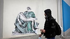 Michelangelo Pietájának újraértelmezése egy szófiai kórház falán
