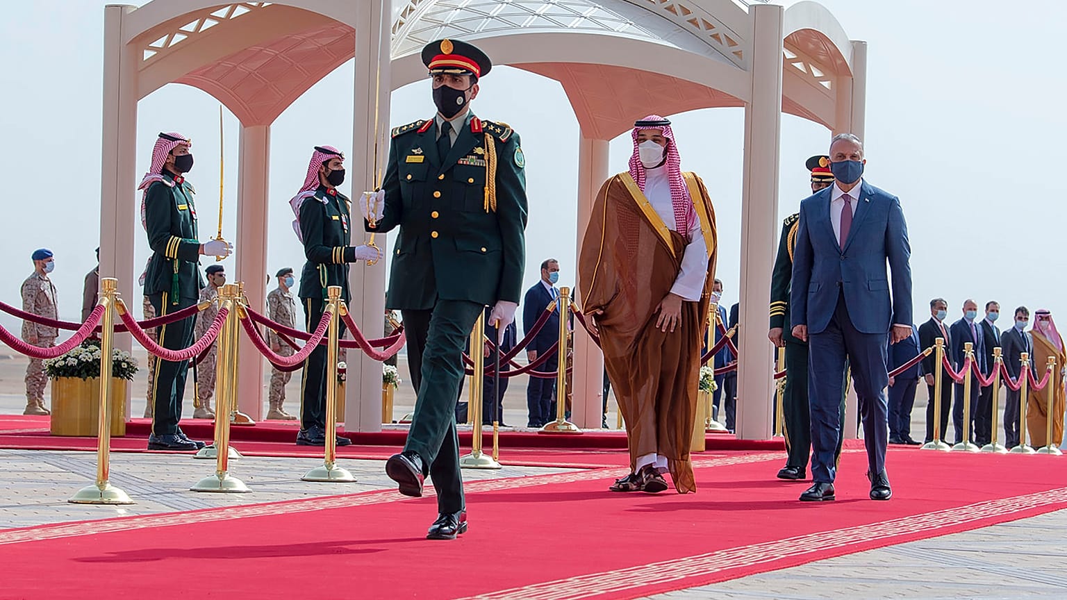 ولي العهد السعودي محمد بن سلمان لدى استقباله رئيس الوزراء العراقي مصطفى الكاظمي في الرياض, 2021/03/31